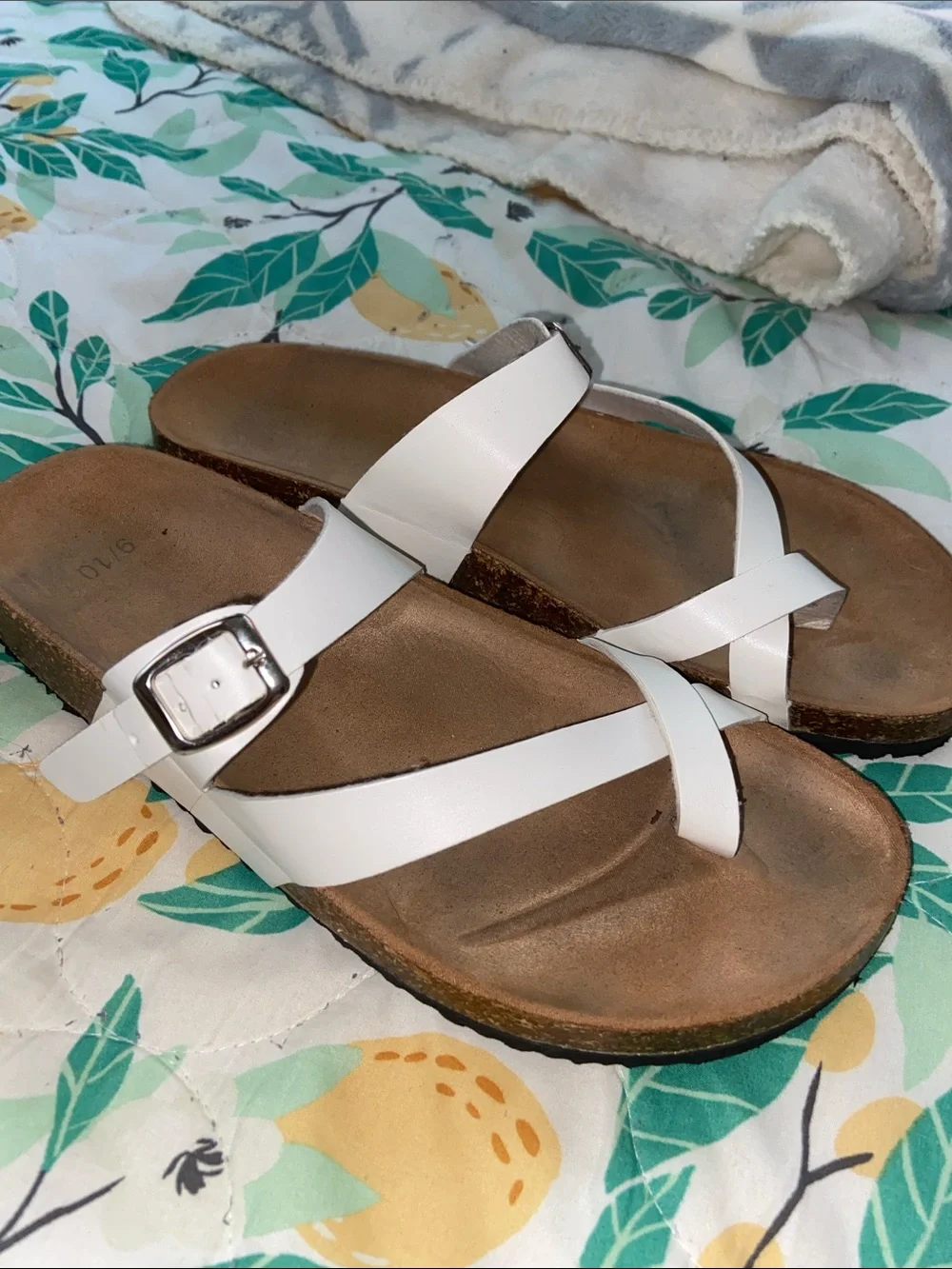 WHITE FAUX LEATHER SANDALS Toe Thongs Buckles 9/10